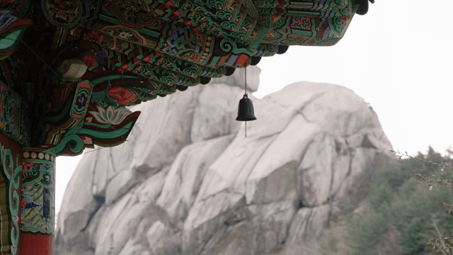 산이 보이는 전통 한국 사찰