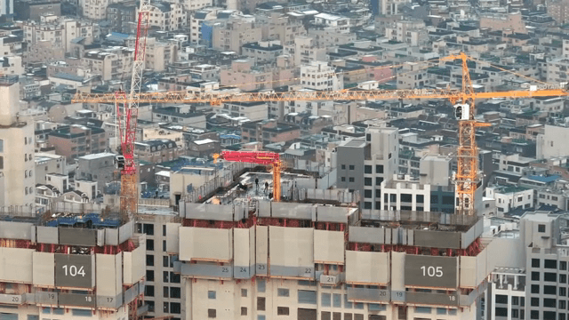 도시의 고층 건물 공사 현장