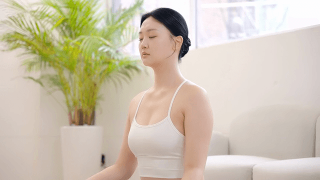 실내에서 평화롭게 명상하는 여성
