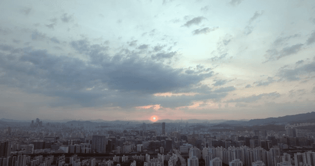 일출이 보이는 도시 스카이라인