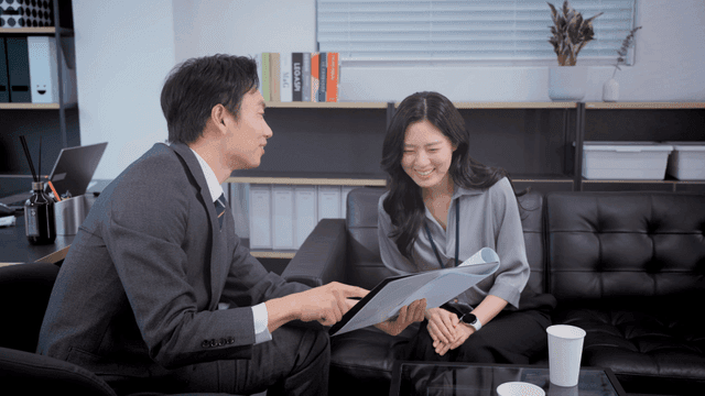 집중적인 토론이 있는 사무실 회의