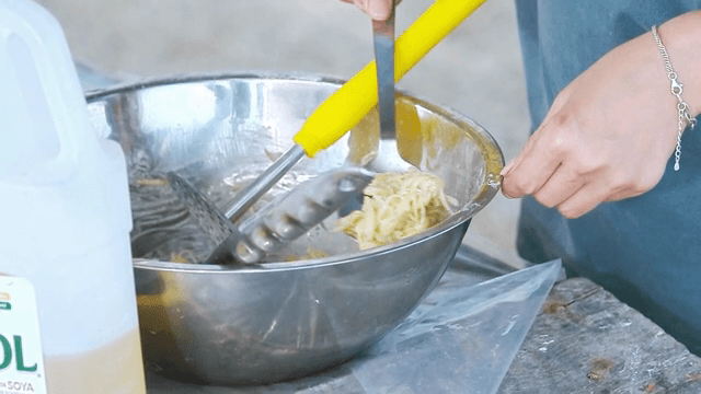 금속 그릇에서 감자전 반죽을 섞는 모습