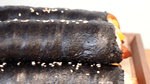 깨가 뿌려진 김밥 모양의 빵