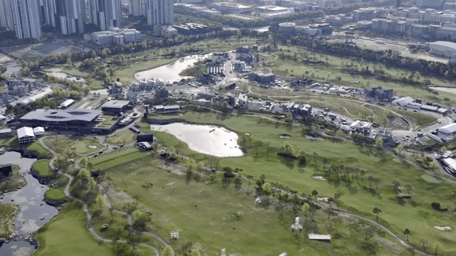 골프장과 도시 스카이라인의 항공 뷰