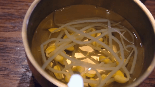 금속 그릇에 담긴 콩나물국
