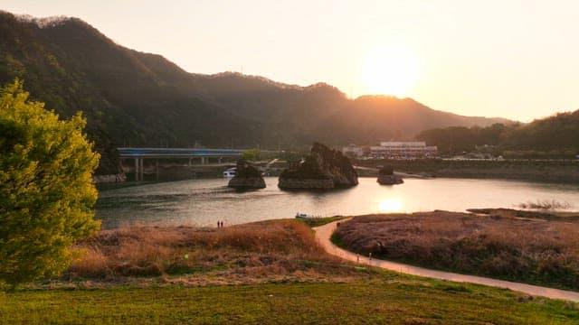 산과 강이 어우러진 고요한 일몰