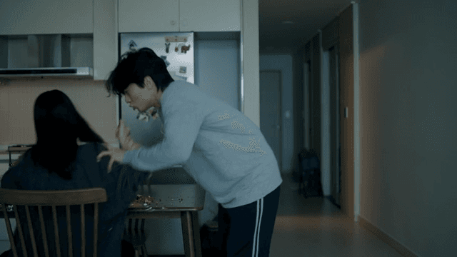 부엌에 있는 여자친구를 말리는 남성