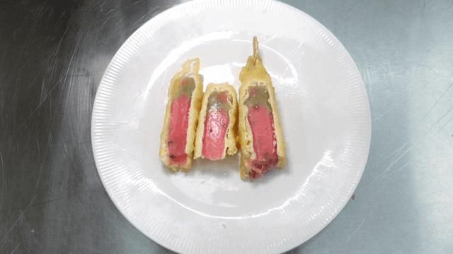 반죽을 입혀 튀겨진 수박 모양의 아이스크림