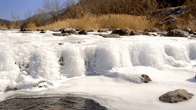 겨울 풍경의 얼어붙은 폭포