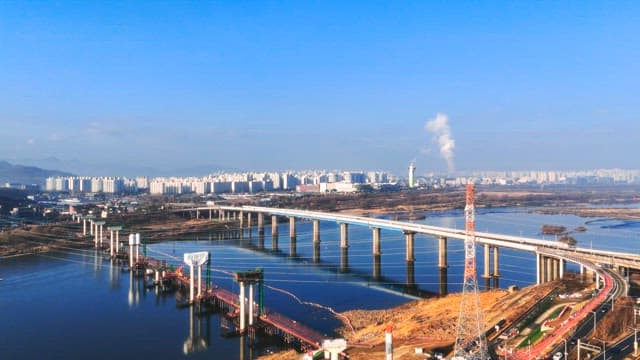 건물이 밀집된 도시들을 잇는 댐 위의 다리