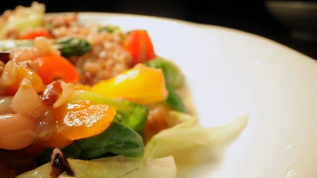 신선하고 먹음직스러운 잡곡 채소 샐러드