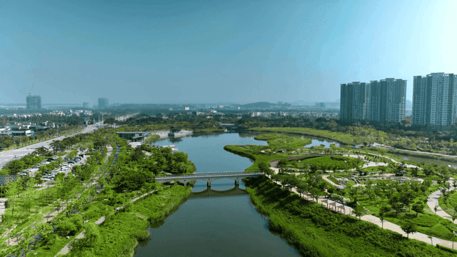 강과 녹지가 있는 도시 풍경