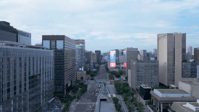 높은 빌딩이 있는 번화한 도시