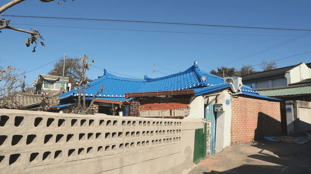 파란 지붕의 전통 한옥