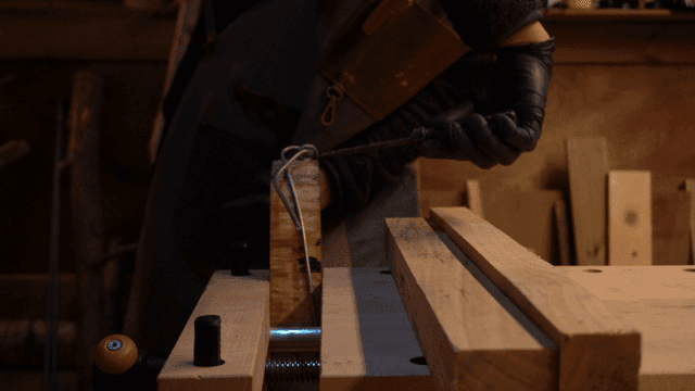 작업장에서 목재에 와이어를 감는 목공