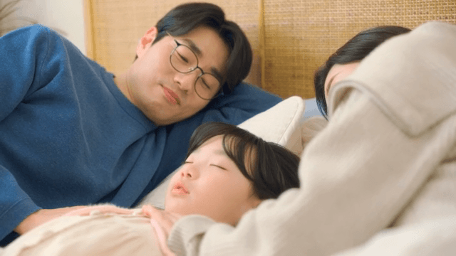 잠든 아이를 토닥이는 부모