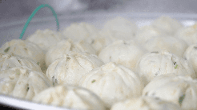 Steamed dumplings with green onions