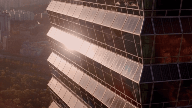 현대 건물에 반사되는 햇빛
