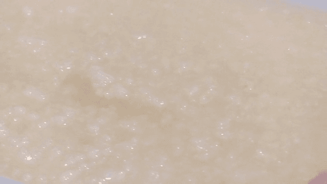 소금과 쌀누룩에 물을 넣고 발효시켜 만든 저염 소금