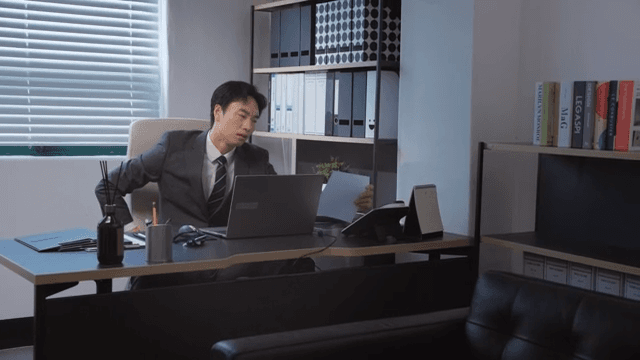 책상에서 깊은 생각에 잠긴 직장인