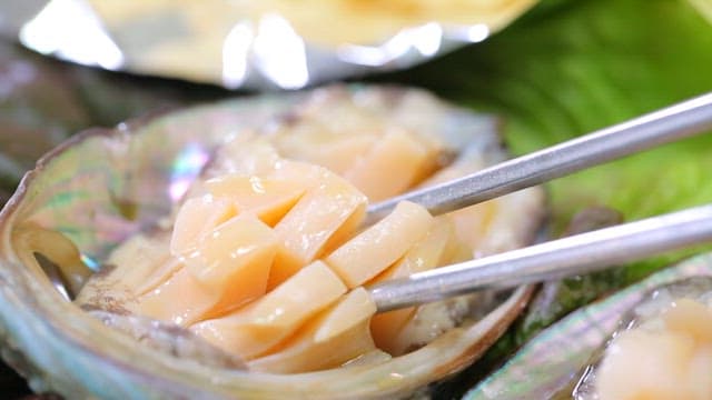 신선한 전복회 한 젓가락