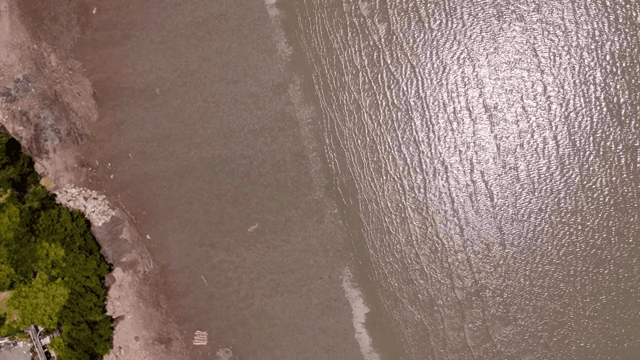 잔잔한 파도가 있는 해변의 항공 뷰