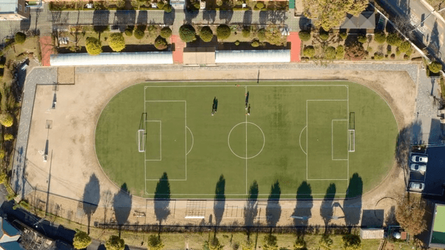 학교 축구장에서 축구를 하는 모습