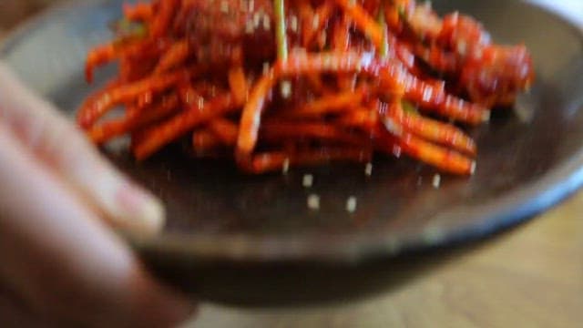 접시에 담긴 새콤달콤한 홍어회무침