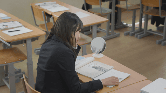 교실에서 공부하는 학생