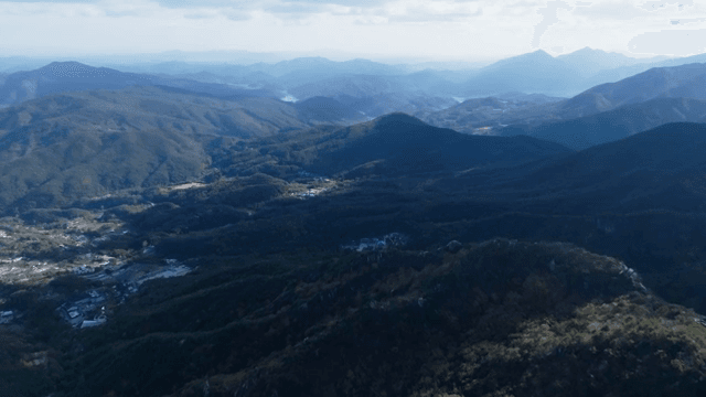 맑은 하늘 아래 펼쳐진 광활한 산 풍경
