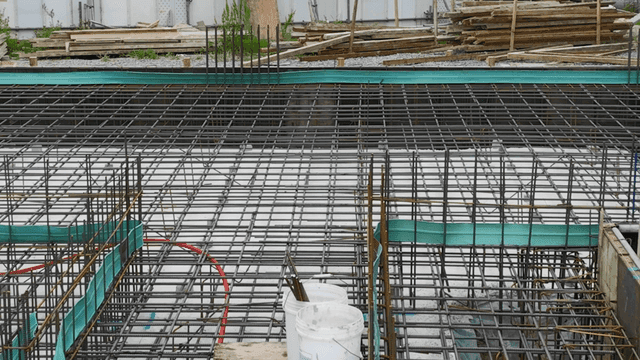 금속 골조가 있는 건설 현장