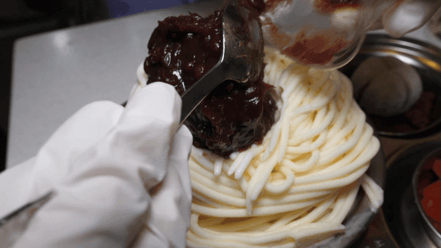 빙수 위에 팥을 올리는 장면