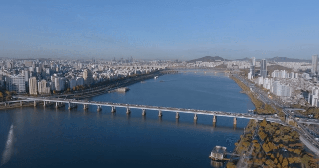 강과 다리가 있는 광활한 도시 풍경