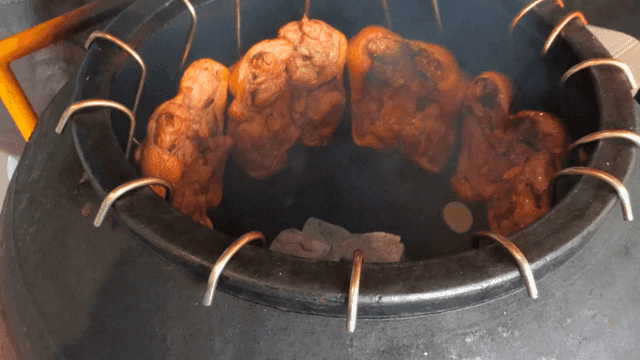 항아리에서 구워지는 삼겹살