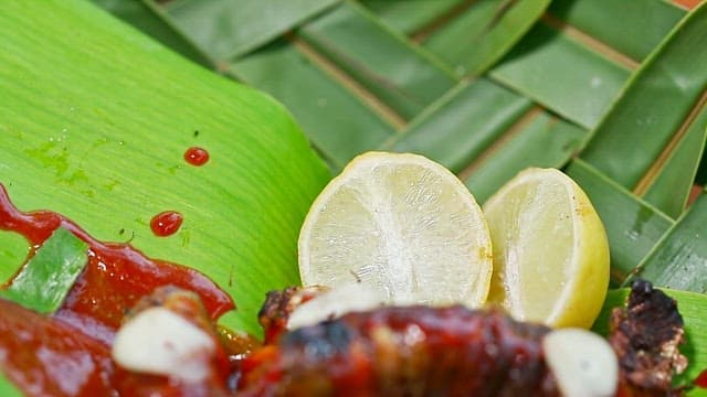 소스와 레몬을 곁들인 구운 곤충