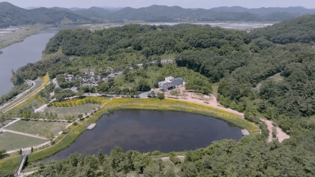 푸른 숲으로 둘러싸인 경치 좋은 호수