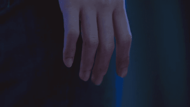 피가 묻은 흔들리는 손