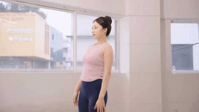 실내에서 스트레칭을 하는 여성