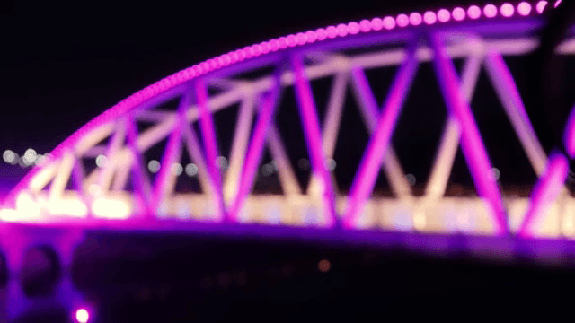 밤에 보라색 조명으로 빛나는 다리