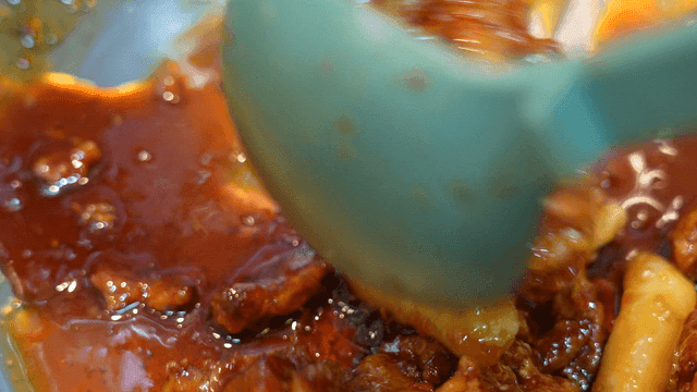 Chicken and rice cakes mixed with seasoned sauce