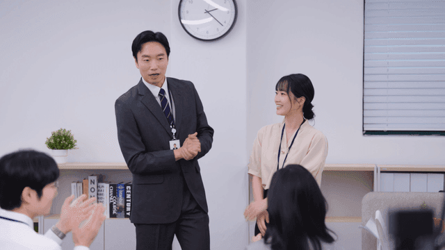 신입 직원 소개가 있는 사무실 회의