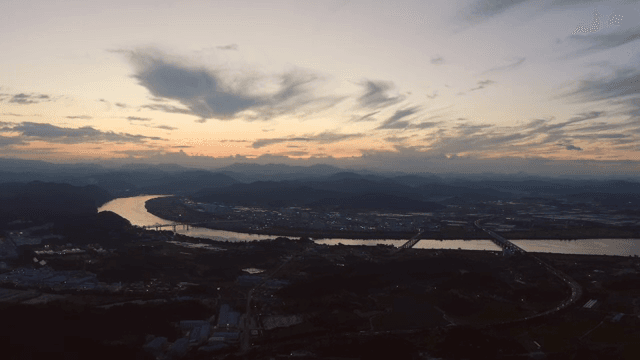 마을을 가로지르는 강의 황혼