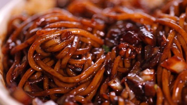 맛있게 비벼진 고소한 간짜장
