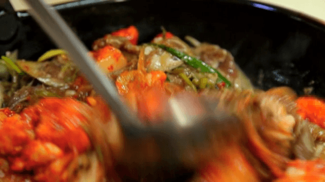 Mixing Grilled Beef Large Intestines with Beef Bulgogi