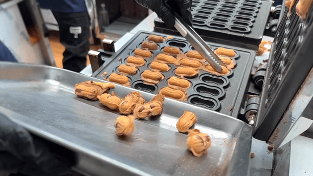 갓 구운 땅콩 모양의 빵