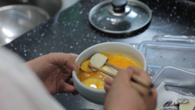 부엌에서 가지 전을 부치는 모습