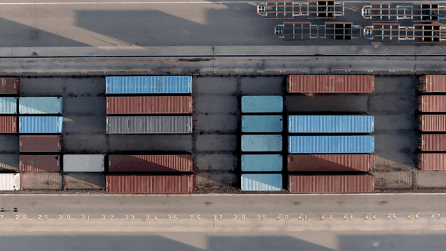 항구에 정렬된 화물 컨테이너