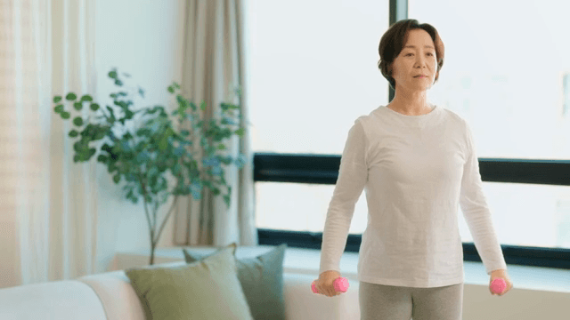 실내에서 운동하는 노인 여성