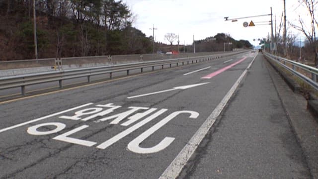 흐린 아늘 아래 한적한 고속도로에 설치된 CCTV