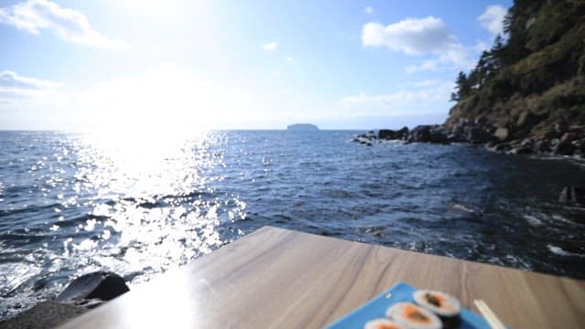바다 옆 테이블 위의 김밥